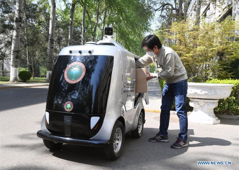 Vehículo de reparto no tripulado equipado con tecnología 5G que puede medir temperatura de las personas