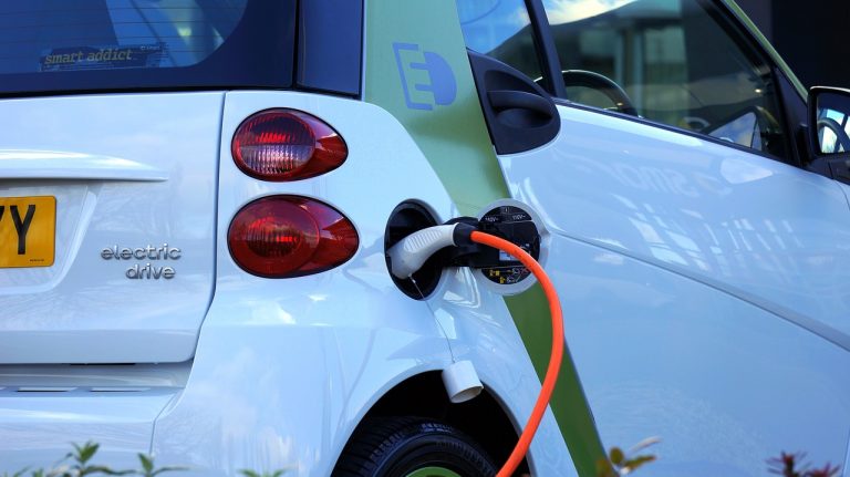 Lo que derrumbará los precios de los autos eléctricos