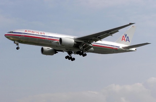 Demandan a American Airlines por discriminación racial