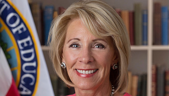 Secretaria de educación de EE.UU. presiona para reabrir escuelas