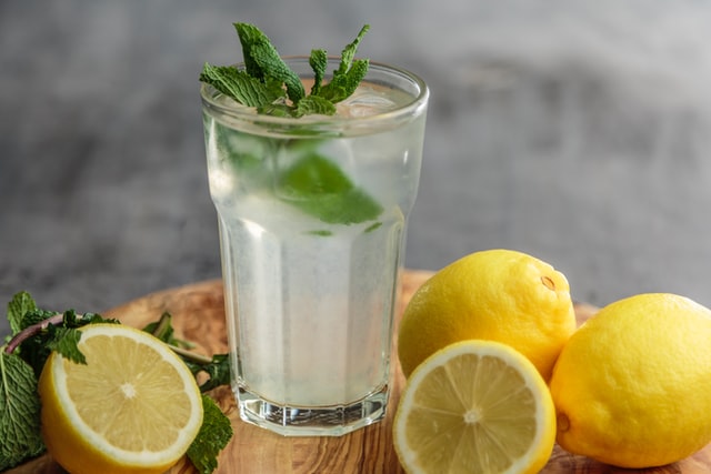 Qué pasa en el organismo si bebes agua caliente con limón