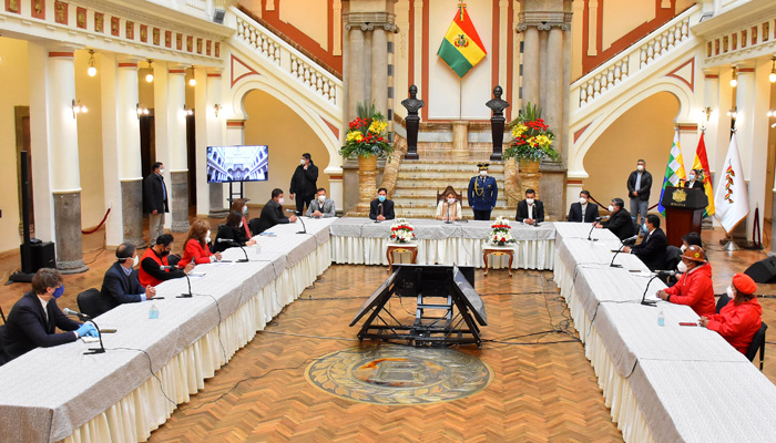 Ausencia de políticos y sociales impide “diálogo nacional” en Bolivia