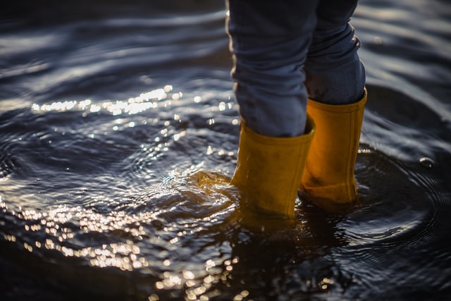 Por qué no se deben usar botas de agua en días de lluvia