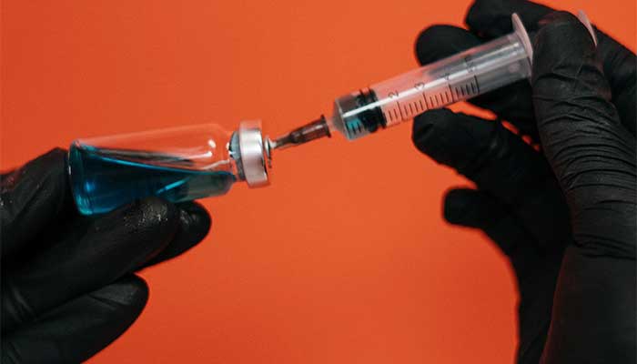 Encuesta: Mitad de los estadounidenses no se vacunaría hoy contra COVID-19
