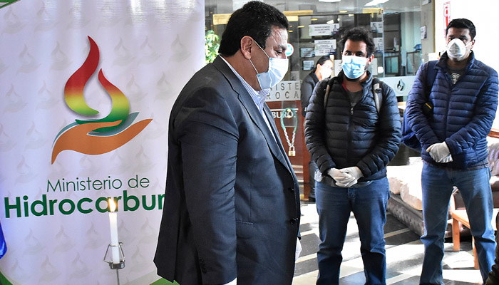 Renuncia presidente interino de estatal petrolera boliviana por COVID-19