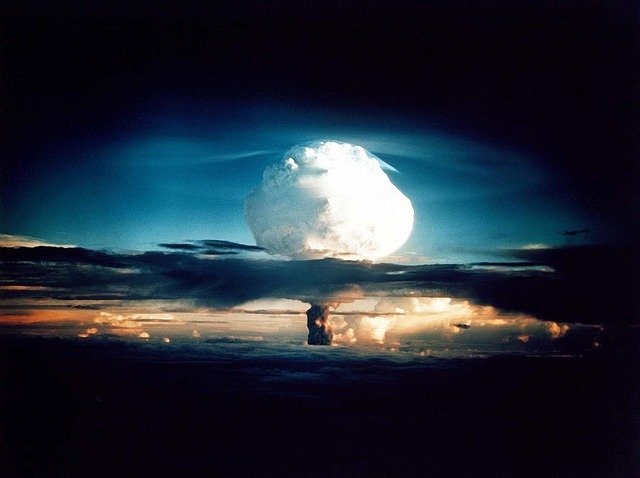 ¿Cómo las bombas nucleares afectan la atmósfera?