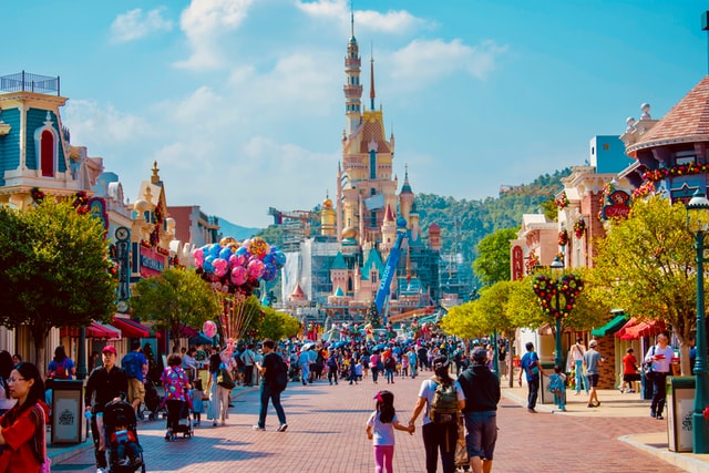 Disney despedirá a 28.000 empleados de sus parques debido la pandemia