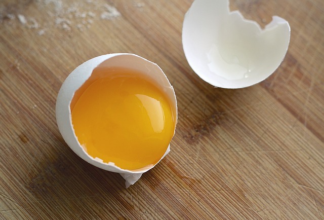 La  manera de romper un huevo en dos partes perfectas