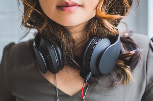 ¿Por qué los audífonos están entre los accesorios más peligrosos para la salud?