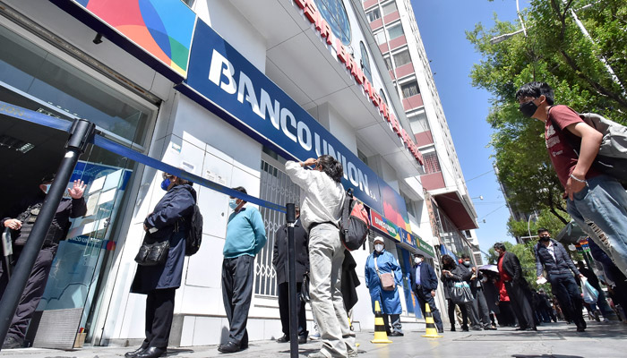 Bancos en Bolivia registran largas filas por pago de bono