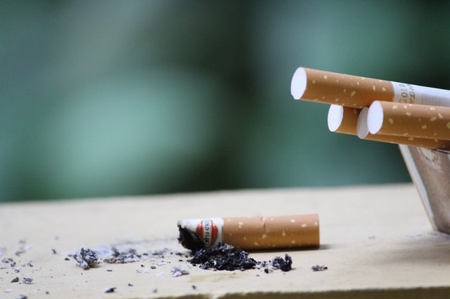 Este hábito es peor para la salud que fumar cigarrillos