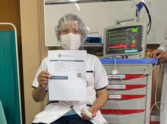 Zulma Fernández recibe primera vacuna Spunik V en Cochabamba